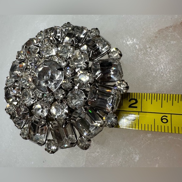 VINTAGE Brooch/Pin by Judy Lee
Sparkling rhinestones in Silvertone setting ￼ - Picture 6 of 10